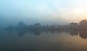 Mystère Honfleur dans le brouillard France sur Rob van der Teen