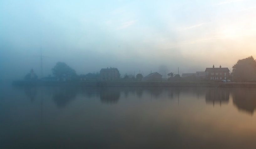Geheimnisvolles Honfleur im Nebel Frankreich von Rob van der Teen