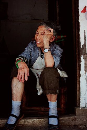 Oude Chinese vrouw starend in de verte