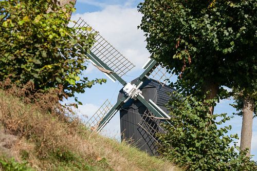 Doorkijkje naar oude Hollandse windmolen