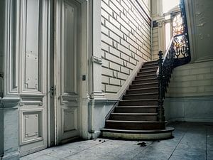 Treppe in verlassener Villa, Belgien von Art By Dominic