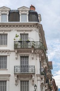 Gebäude in Paris mit schönen Eisenarbeiten und Balkonen.