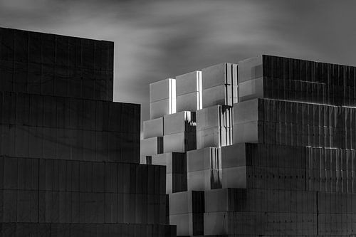 Lijnenspel van licht op bouwstenen