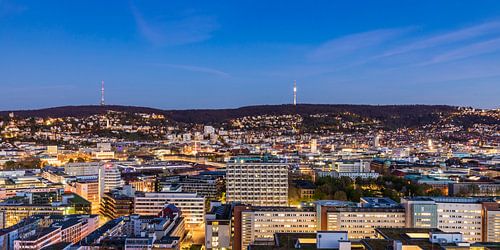 De skyline van Stuttgart in de avond