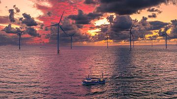 Vissersboot bij Zonsondergang tussen Windmolens op Zee van Ewold Kooistra