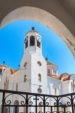 Église blanche en Grèce sur Mark Bolijn