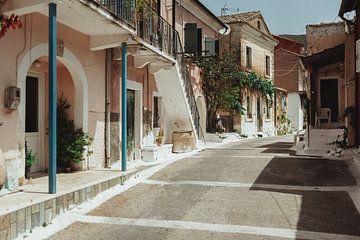 Farbige Straßen in Griechenland | Reisefotografie Fine Art Fotodruck | Griechenland, Europa von Sanne Dost