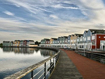 Farbenfrohe Ruhe am Wasser