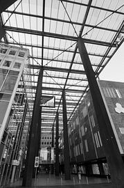 De grande entree van de Piazza en Bijenkorf in Eindhoven van Sean Vos