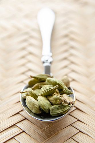 Kardamom auf einem Silberlöffel von RB-Photography