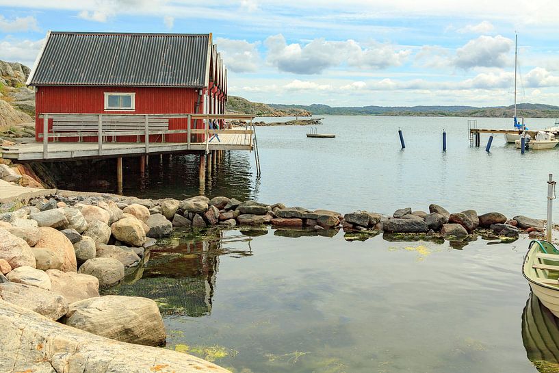 Chalets d'été rouges sur l'archipel rocheux en Suède. par Mieneke Andeweg-van Rijn