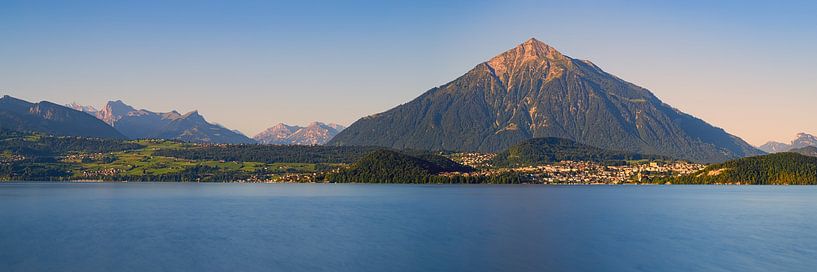 Panorama du lac de Thoune dans l'Oberland bernois par Henk Meijer Photography