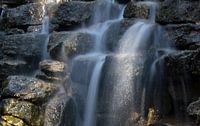 Gros plan sur une chute d'eau dans la vallée du Raut à Iéna