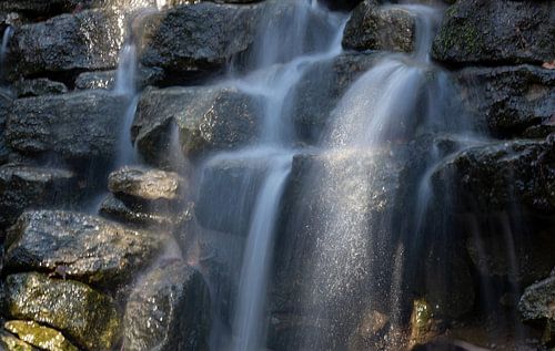 Close-up van een waterval in het Rautal in Jena