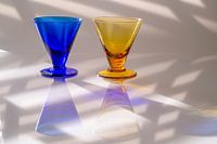 Modern stilleven met blauw en geel glas