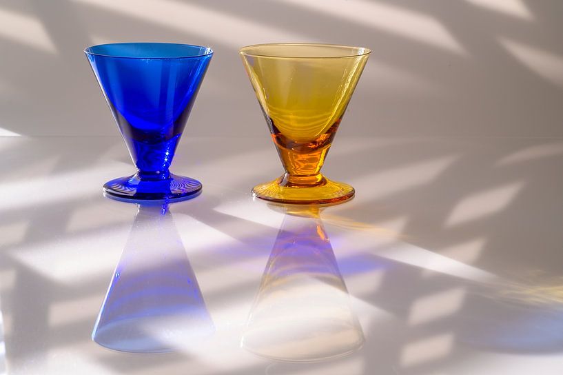 Modern stilleven met blauw en geel glas van Angeline van de Kerkhof