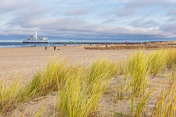 Strand, pier en veerboot aan de Baltische kust in Warnemünde van Rico Ködder