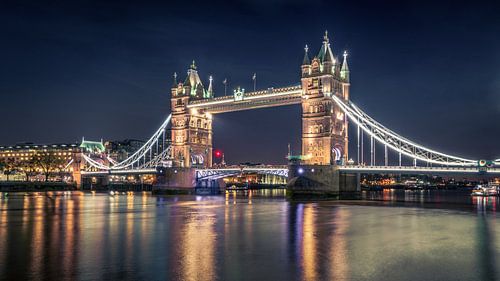 Nacht bij de Tower Bridge van Nader El Assy