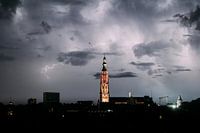 Bliksem met de grote kerk van Breda