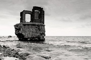 Ruine eines Pegelturms in der Ostsee im Norden der Insel Rügen