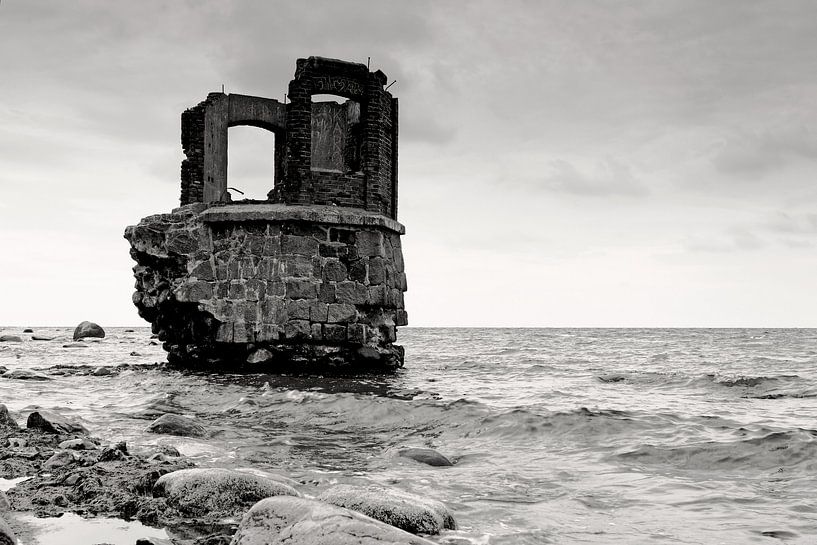 Ruine eines Pegelturms in der Ostsee im Norden der Insel Rügen von Frank Herrmann