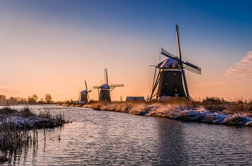 Winterlandschap met 3 molens. van Gijs Rijsdijk