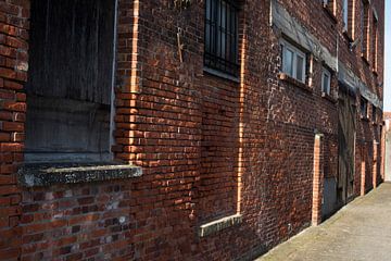 Old facade brick factory by Blond Beeld