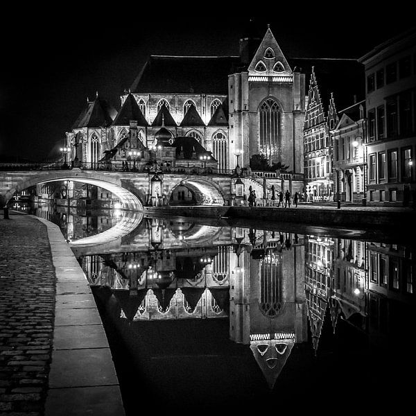 Kerk bij nacht, Gent, België van Bertil van Beek