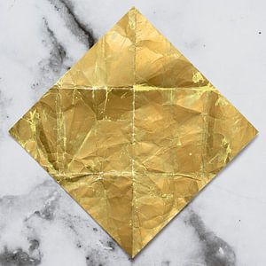 Zwergpfosten Reines Gold auf Marmor