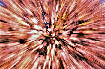 Abstraktes und dynamisches Farbspiel mit Zoom-Burst in warmen Farben