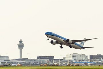 KLM Boeing 777 take off from Schiphol Airport by Lars Dirkzwager