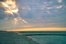 Buhne in Zingst an der Ostsee, die ins Meer reichen. von Martin Köbsch
