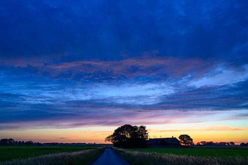 Zonsondergang over een landelijk gebied tijdens een lenteavond