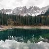Karersee - Spiegel van de Dolomieten | reisfotografie Italië van Laura Dijkslag