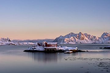 Umgeben von Bergen - Svolvær im Winter von Franca Gielen