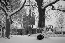 La Sassenpoort à Zwolle dans un paysage enneigé sur Arjen Snijder