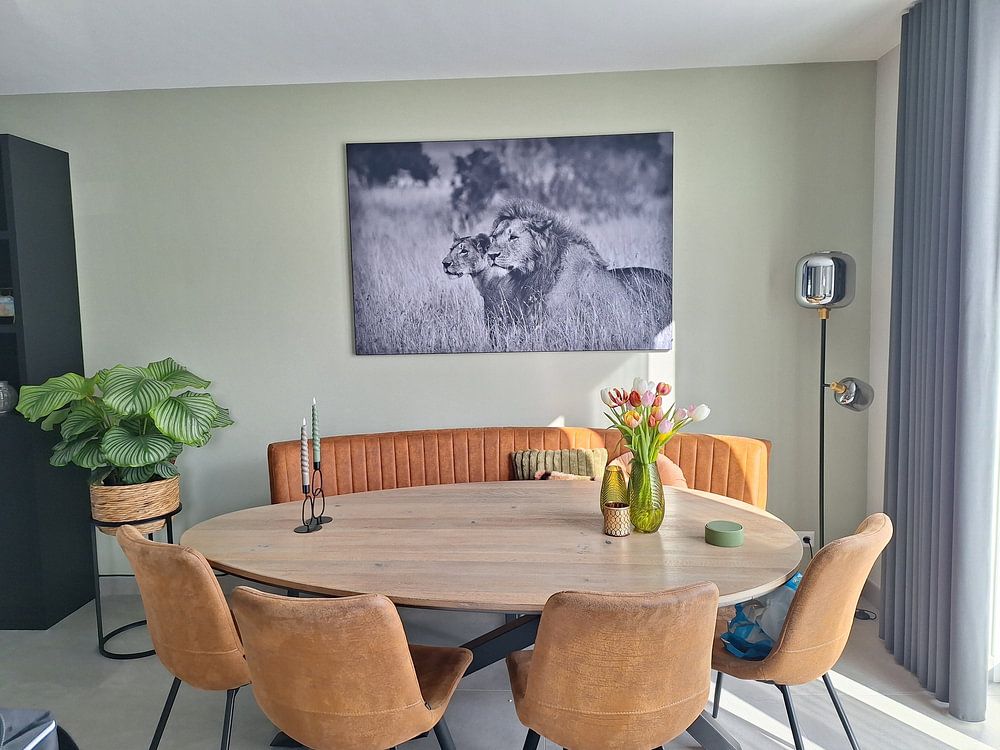 Zwei Gefährten in Schwarz Weiß, Löwen in der Maasai Mara  von Catalina Morales Gonzalez 