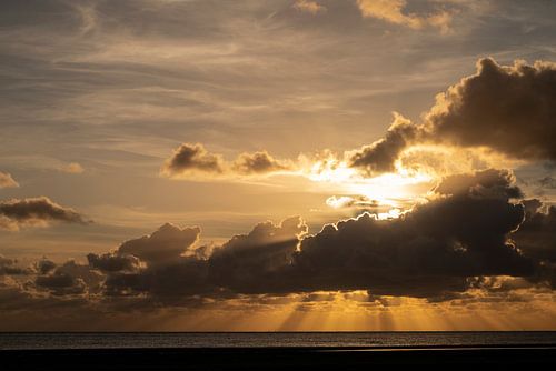 Zonnestralen bij zonsondergang