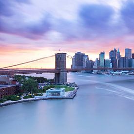 Skyline New York City bij zonsondergang van Marcel Kerdijk