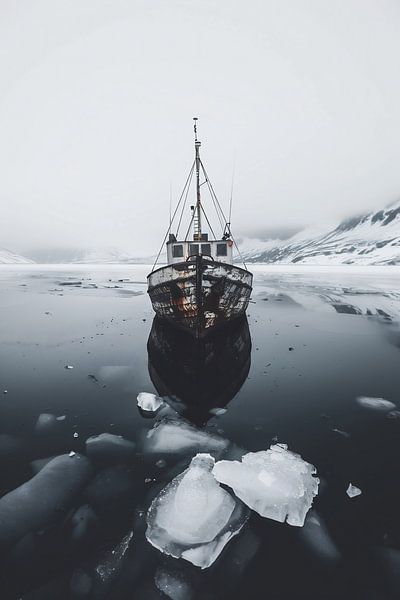Oude boot in de Noordelijke IJszee van fernlichtsicht