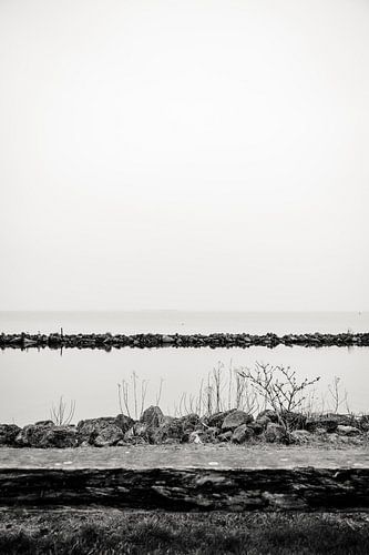Zwartwit stilleven water aan het IJsselmeer