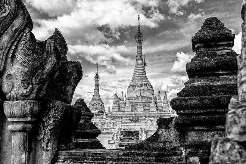 Tempel Doorkijk in Myanmar van Koen Boelrijk Photography