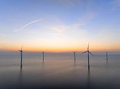 Windturbinen in einem Offshore-Windpark bei Sonnenuntergang von Sjoerd van der Wal Fotografie Miniaturansicht