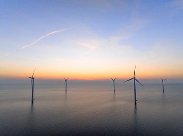 Windturbinen in einem Offshore-Windpark bei Sonnenuntergang von Sjoerd van der Wal