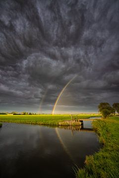 Regenboog boven de polder van Bas Meelker