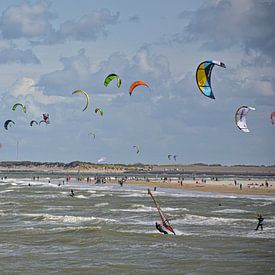 Kitesurfen aan de brouwersdam van Martine Moens