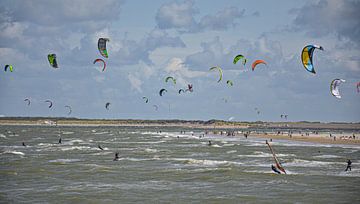 Kitesurfen aan de brouwersdam van Martine Moens