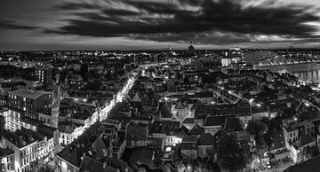 Nijmegen bij nacht (in zwart wit) van Lex Schulte