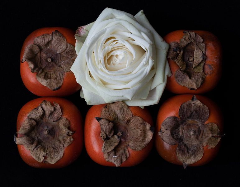 stilleven met tomaten en witte roos van Bert Bouwmeester