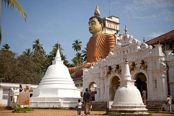 Boeddhabeeld bij Dikwella, Sri Lanka, van Peter Schickert
